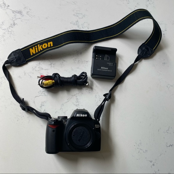 Nikon D60 with Camera Bag - Picture 1 of 6